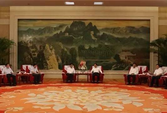 8月19日，國(guó)家電網(wǎng)公司董事長(zhǎng)、黨組書記舒印彪到天津調(diào)研檢查第十三屆全運(yùn)會(huì)保電工作，深入國(guó)網(wǎng)天津電力調(diào)控中心、全運(yùn)會(huì)保電工作現(xiàn)場(chǎng)、濱海新區(qū)中心生態(tài)城智能供電營(yíng)業(yè)廳、國(guó)網(wǎng)客服中心北方園區(qū)檢查慰問。其間，舒印彪分別與天津市委副書記、市長(zhǎng)王東峰，天津市委常委、濱海新區(qū)區(qū)委書記張玉卓會(huì)談