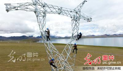 2017年8月19日，在西藏自治區(qū)山南市浪卡子縣，安徽省電力公司援建工人在海拔4300多米對新建鐵塔進(jìn)行驗(yàn)收。從西藏電力有限公司了解到，在“十三五”時(shí)期，國家電網(wǎng)公司將加快建設(shè)以500千伏為主網(wǎng)架、各級電壓電網(wǎng)協(xié)調(diào)發(fā)展的西藏統(tǒng)一電網(wǎng)，實(shí)現(xiàn)藏中、昌都、阿里全區(qū)聯(lián)網(wǎng)