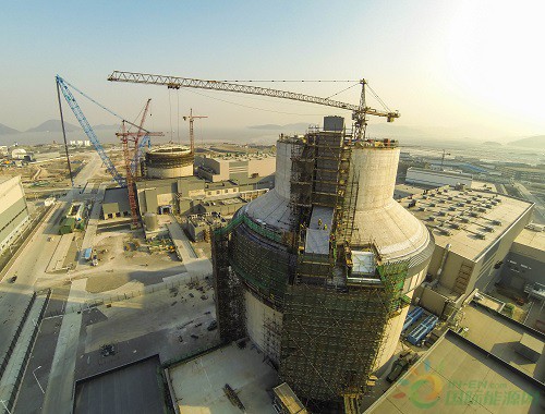 香港《南華早報(bào)》網(wǎng)站8月18日刊登題為《中國(guó)在競(jìng)爭(zhēng)中擊敗美國(guó)，即將啟用世界首座防熔毀核電站》的報(bào)道稱，在浙江省三門縣一座面朝東海的小半島上，坐落著世界上最先進(jìn)的核反應(yīng)堆，這是中國(guó)吹響的清潔能源工業(yè)號(hào)角。資料圖：三門核電站一期工程在建的1、2號(hào)機(jī)組