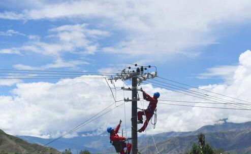 近日，西藏自治區(qū)山南市貢嘎縣海拔3700米的卓薩麥村與西藏主電網(wǎng)聯(lián)通并實(shí)現(xiàn)全面供電，成為西藏自治區(qū)山南市貢嘎縣新一輪農(nóng)村電網(wǎng)改造升級(jí)中首個(gè)完成改造升級(jí)的中心村電網(wǎng)。據(jù)安徽省電力公司幫扶工作人員介紹，該工程投資約130萬(wàn)元，從根本上解決卓薩麥村300多戶藏牧民的用電問題，為藏牧民群眾的生產(chǎn)生活提供了可靠的電力保障