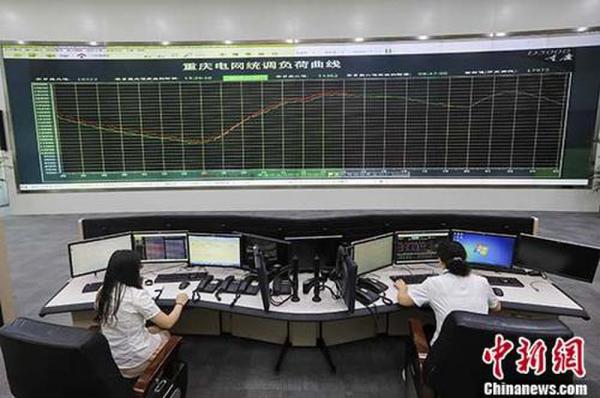據(jù)國(guó)家發(fā)改委網(wǎng)站消息，發(fā)改委日前發(fā)布《關(guān)于全面推進(jìn)跨省跨區(qū)和區(qū)域電網(wǎng)輸電價(jià)格改革工作的通知》，要求加快華北區(qū)域電網(wǎng)輸電價(jià)格核定工作，于2017年10月底前完成華北區(qū)域電網(wǎng)輸電價(jià)格核定工作，華東、華中、東北、西北等區(qū)域于2017年12月底前完成區(qū)域電網(wǎng)輸電價(jià)格核定工作。資料圖：電力公司工作人員在對(duì)電網(wǎng)統(tǒng)調(diào)負(fù)荷曲線進(jìn)行實(shí)時(shí)監(jiān)測(cè)