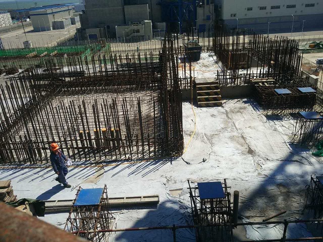 福清核電5號(hào)機(jī)組核島安全廠房主體結(jié)構(gòu)封頂8月18日上午9點(diǎn)30分，經(jīng)過8個(gè)小時(shí)的混凝土澆筑，華龍一號(hào)全球首堆示范工程福清核電5機(jī)組核島安全廠房完成封頂混凝土澆筑，至此，福清核電5號(hào)機(jī)組安全廠房全部完成封頂。福清核電5號(hào)機(jī)組安全廠房（5SL及5SR）位于反應(yīng)堆廠房東西兩側(cè)，通過連接廠房與反應(yīng)堆廠房相連，安注、安噴系統(tǒng)布置在兩個(gè)安全廠房中