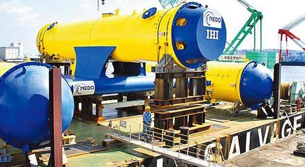 近日，日本研究團(tuán)隊(duì)在鹿兒島縣吐噶喇群島外海進(jìn)行洋流發(fā)電實(shí)證實(shí)驗(yàn)，通過借助黑潮轉(zhuǎn)動渦輪機(jī)成功發(fā)電，最大發(fā)電量達(dá)30千瓦(KW)，這是使用實(shí)驗(yàn)機(jī)實(shí)際利用洋流成功發(fā)電的全球首例。根據(jù)日媒報(bào)道，洋流發(fā)電是借助洋流推動巨大渦輪機(jī)來發(fā)電，日本新能源產(chǎn)業(yè)技術(shù)綜合開發(fā)機(jī)構(gòu)(NEDO)與機(jī)械制造大廠IHI連手在日本鹿兒島縣吐噶喇群島(TokaraIslands)的口之島外海，自8月14日起進(jìn)行實(shí)證實(shí)驗(yàn)