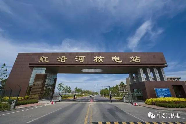 身穿勞保服、頭戴安全帽、標準“核電頭”……核電男的形象標簽在人們心中揮之不去。這樣一群操控設備的理工男、核安全的捍衛(wèi)者，卻有著無比細膩的情感和令人稱贊文筆