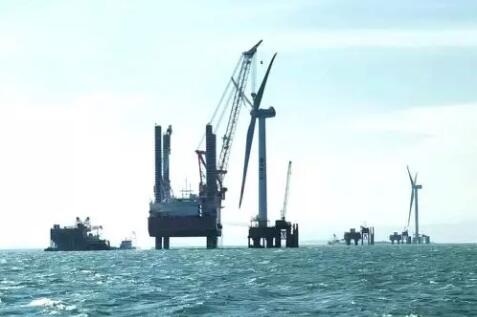 最新消息??！8月21日17點36分，隨著“福船三峽”號海上風電一體化作業(yè)移動平臺緩緩地將直徑達128米的風葉輪吊裝摘鉤穩(wěn)穩(wěn)地安裝到位，標志著福清興化灣海上風電場（樣機試驗風場）成功安裝第二臺風電機組。據悉，第二臺電機組，風輪直徑128米，塔架高度85.16米，功率5兆瓦(MW )總重為681.28噸