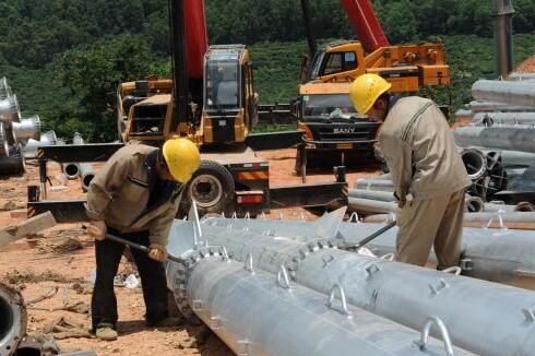 滇西北工程東莞段面臨多項挑戰(zhàn)，東莞供電局高度重視屬地工作，目前滇西北東莞段105基鐵塔已全部進場施工，已完成土建施工91基，完成組塔施工74基，完成線行通道(架線)22.351千米。7月底，位于東莞市黃江鎮(zhèn)大荽寰襯詰牡崳鞅憊こC2鐵塔組塔完工，這標志著滇西北工程中最高的兩座直線塔順利完工