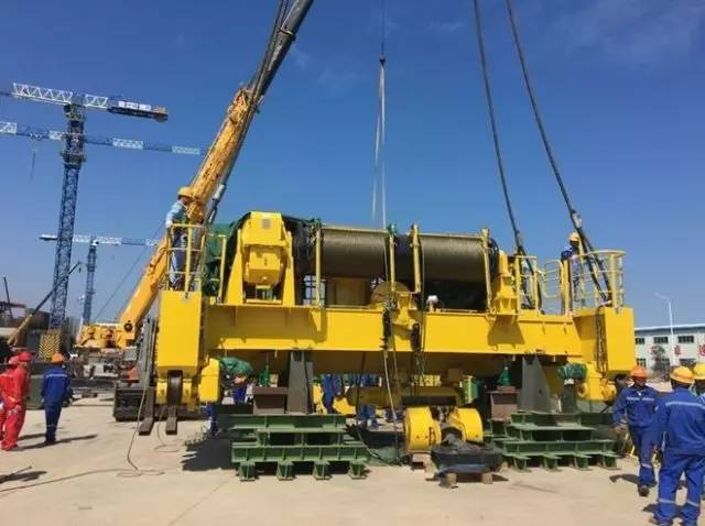 近日，在“華龍”建設(shè)團(tuán)隊(duì)的通力協(xié)作下，“華龍一號(hào)”全球首堆示范工程福清核電5號(hào)機(jī)組又取得重要進(jìn)展——龍門吊80噸吊車吊裝就位。龍門吊80噸吊車作為把設(shè)備從標(biāo)高0米提升到16.5米的操作平臺(tái)的起吊工具，關(guān)系到后續(xù)主設(shè)備通道和環(huán)吊可用等各項(xiàng)施工