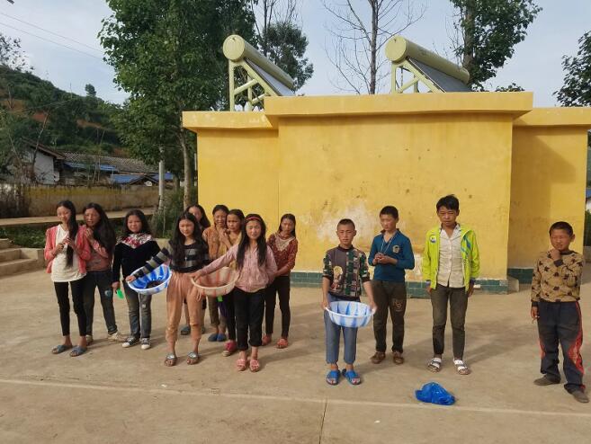 “在昨天，我下定了決心，我要好好學(xué)習(xí)，以后我也一定會(huì)來大學(xué)讀書的。”2017年8月18日，14歲的彝族男孩納吉么惹黑，在西昌的郵局給大涼山布拖縣吉為谷村的家里，寄去一封寫給自己的信