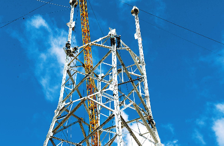 一條長達(dá)2738千米的大地飛龍，即將橫空出世。一條平均海拔4000米的電力聯(lián)網(wǎng)工程，正在改變歷史