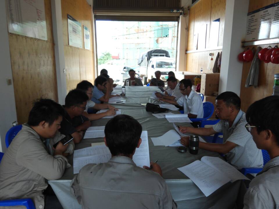 8月18日，紅河第一項(xiàng)目部組織電力建設(shè)工程質(zhì)量監(jiān)督站專家驗(yàn)收小組、設(shè)計(jì)單位、監(jiān)理單位、施工單位對35kV凹腰山輸變電工程土建轉(zhuǎn)序交安驗(yàn)收。專家組驗(yàn)收人員采用聽取匯報(bào)和現(xiàn)場檢查的驗(yàn)收方式，按照規(guī)范進(jìn)行實(shí)量實(shí)測，對工程資料進(jìn)行詳細(xì)核對，最終認(rèn)定35kV凹腰山輸變電工程土建工程質(zhì)量保證體系運(yùn)轉(zhuǎn)正常，施工工藝能夠滿足設(shè)計(jì)規(guī)范要求，工程質(zhì)量合格，同意轉(zhuǎn)序