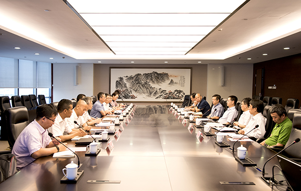 8月22日，中國華電集團公司黨組成員、副總經(jīng)理楊清廷在集團總部會見了哈爾濱電氣集團公司副總經(jīng)理張英健一行，雙方就深化合作等事宜進行了交流。 楊廷歡迎張英健一行的來訪，簡要介紹了中國華電的基本情況和下一步發(fā)展思路