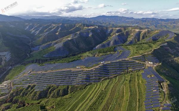 作為國家可再生能源示范區(qū)的張家口市，截至8月16日，風力發(fā)電累計裝機828.5萬千瓦、并網(wǎng)803萬千瓦，光伏發(fā)電裝機285萬千瓦、并網(wǎng)172.5萬千瓦，光熱發(fā)電裝機1.5萬千瓦，生物質(zhì)發(fā)電裝機2.5萬千瓦，可再生能源發(fā)電總裝機突破千萬千瓦大關(guān)，達到1117.5萬千瓦，占全部電力裝機的70%，位居全國前列，可再生能源已成為張家口發(fā)展的“新名片”。 圖為赤城縣龍關(guān)鎮(zhèn)玉帶山20兆瓦光伏發(fā)電現(xiàn)場