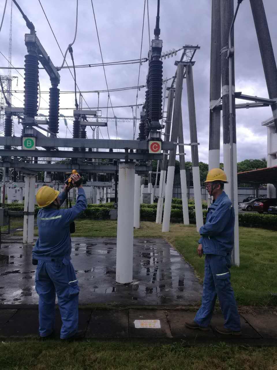 今年第13號臺風“天鴿”已于8月23日12時50分前后在廣東珠海南部沿海登陸，登陸時中心最大風力14級（45米/秒），是今年以來登陸我國的最強臺風。南方電網(wǎng)公司嚴陣以待，全力集結(jié)搶修力量，截至17時，已有73.4萬戶受影響用戶恢復(fù)供電