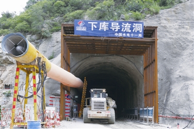 8月6日中午12時(shí)，水電十一局河南天池抽水蓄能電站下庫(kù)導(dǎo)流洞順利實(shí)現(xiàn)貫通目標(biāo)。該下庫(kù)導(dǎo)流洞位于大壩左岸，洞長(zhǎng)289.2米，主要分進(jìn)口封堵閘門段、洞身段、出口消能段三部分