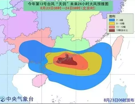 中國(guó)中央氣象臺(tái)23日消息，今年第13號(hào)臺(tái)風(fēng)“天鴿”已于23日早晨加強(qiáng)為強(qiáng)臺(tái)風(fēng)級(jí)，9時(shí)其中心距離廣東省珠海市東南方約95公里，中心附近最大風(fēng)力有14級(jí)(45米/秒)。對(duì)此，中央氣象臺(tái)發(fā)布今年首個(gè)臺(tái)風(fēng)紅色(最高級(jí))預(yù)警