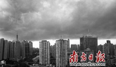 23日傍晚時分，臺風(fēng)“天鴿”過后，烏云籠罩在五羊新城上空，像是給五羊新城加了個蓋子。南方日報記者王良玨攝23日中午，臺山市廣海鎮(zhèn)，陣陣狂風(fēng)讓行人無法撐傘前行