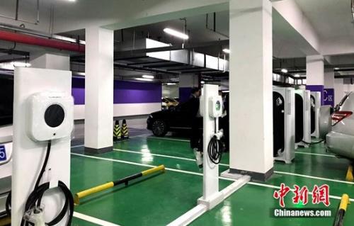 地下車庫安裝的群管理智充智能充電樁電動汽車行業(yè)在國家政策的扶植下，發(fā)展迅速，當(dāng)前作為節(jié)能減排的代表在推廣中還存在一些問題。最為顯著的問題在于電動汽車的充電配套設(shè)施還不完善