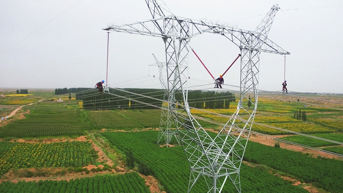  打造堅強(qiáng)智能電網(wǎng)助力“塞上江南，綠色崛起”走線光纜搶修黨的十八大以來，巴彥淖爾電業(yè)局緊緊圍繞構(gòu)建“大規(guī)劃、大建設(shè)、大發(fā)展”體系，以“做大主網(wǎng)，做強(qiáng)配網(wǎng)，完善農(nóng)網(wǎng)”為導(dǎo)向，以服務(wù)社會民生、服務(wù)支柱產(chǎn)業(yè)、服務(wù)重點項目為核心，建設(shè)安全可靠、經(jīng)濟(jì)高效的堅強(qiáng)智能電網(wǎng)，精心打造“責(zé)任蒙電”和“河套巴電”服務(wù)品牌，讓傳統(tǒng)的電網(wǎng)及城區(qū)農(nóng)區(qū)配網(wǎng)脫胎換骨，群眾享受到越來越好的供電服務(wù)，也為巴彥淖