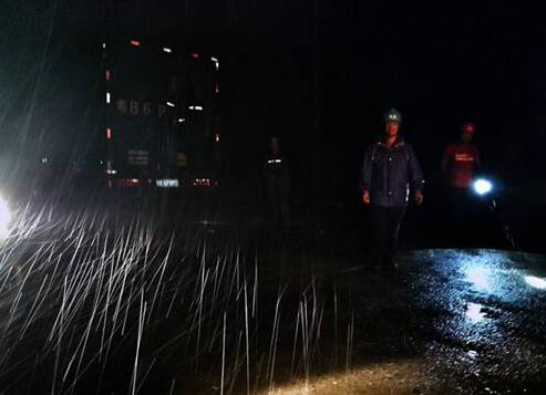 今年第13號臺風(fēng)"天鴿"(強(qiáng)臺風(fēng)級)于8月23日12時50分左右在珠海金灣區(qū)沿海地區(qū)登陸，登陸時中心最大風(fēng)力14級(45米/秒)。受其影響，12時21分，廣東境內(nèi)兩座220千伏變電站(珠海站、拱北站)失壓，造成廣東電網(wǎng)與澳門電網(wǎng)聯(lián)絡(luò)線路供電中斷