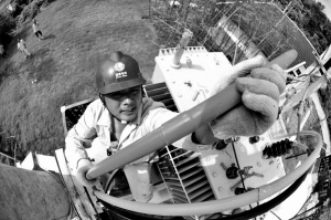 供電員工在陡山村1號配變臺架上作業(yè)。張友情攝“用電鍋爐取代燃煤鍋爐，單件羊毛衫成本雖然貴了5分錢，熨燙效率和產(chǎn)量卻提高了20%，而且更加安全環(huán)保