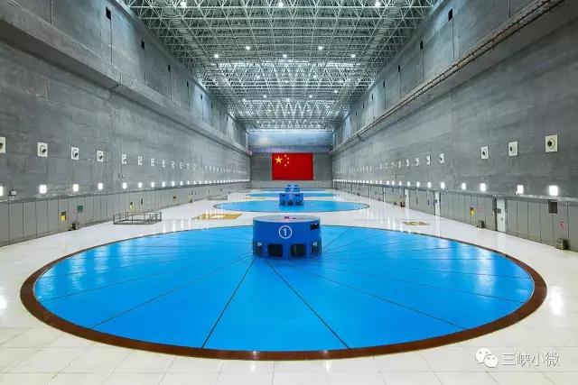 向家壩左岸電站廠房大廳（攝影：陳保臻）截至2017年8月23日,向家壩水電站全年累計發(fā)電量突破200億千瓦時，比去年同期多發(fā)3.23億千瓦時，為國家發(fā)展注入強(qiáng)勁的綠色動力。200億千瓦時清潔能源相當(dāng)于減少標(biāo)煤消耗624萬噸，減少二氧化碳排放1602萬噸，1146萬個三口之家一整年的用電量（2016年中國城鄉(xiāng)居民人均生活用電量為582千瓦時）