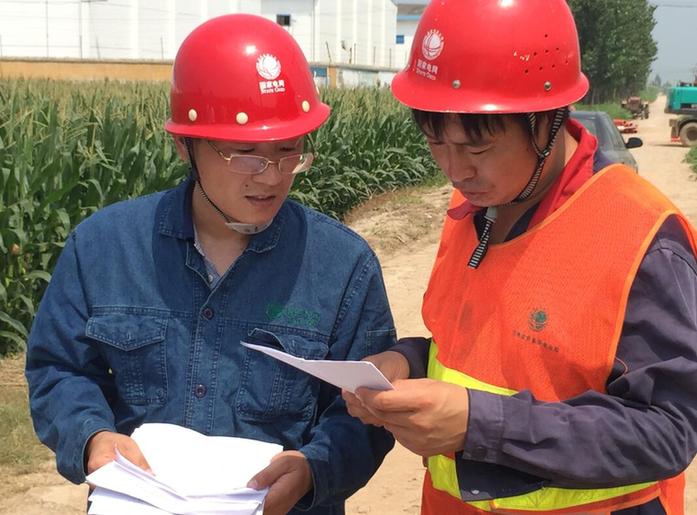 目前，國網(wǎng)成安供電公司正在抓緊電網(wǎng)升級(jí)改造工程力度。今年夏季高溫頻繁，拉動(dòng)空調(diào)等大用電量電器的使用，“卡脖子”、“低電壓”等一些問題，仍困擾著農(nóng)村居民