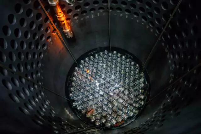 8月24日16時(shí)08分，在換料機(jī)控制室操作員的遠(yuǎn)程控制下，田灣3號(hào)機(jī)組第163組燃料組件緩緩裝入堆芯，標(biāo)志著3號(hào)機(jī)組首次裝料作業(yè)圓滿完成。田灣3號(hào)機(jī)組首次燃料組件裝堆工作的順利完成，為機(jī)組后續(xù)臨界等調(diào)試工作打下了堅(jiān)實(shí)的基礎(chǔ)，同時(shí)也為4號(hào)機(jī)組首次燃料組件裝料作業(yè)積累了寶貴的經(jīng)驗(yàn)