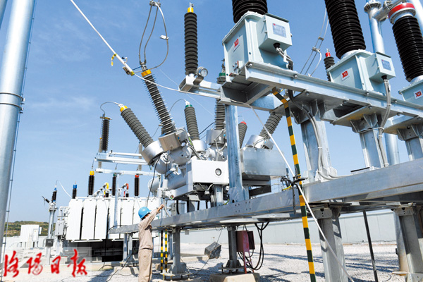 日前，伴隨著機(jī)器的轟鳴聲，偃師邙山30兆瓦風(fēng)電場項(xiàng)目首個風(fēng)機(jī)基礎(chǔ)開始澆筑，標(biāo)志著洛陽市首個采用低風(fēng)速風(fēng)機(jī)發(fā)電的風(fēng)電場正式啟動風(fēng)電機(jī)組主體建設(shè)。該項(xiàng)目15臺風(fēng)機(jī)將于年底前并網(wǎng)發(fā)電，助力洛陽市環(huán)境污染防治和能源結(jié)構(gòu)調(diào)整