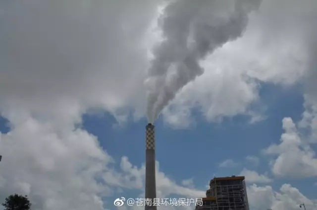 關(guān)于華潤(rùn)電力(溫州)有限公司冒黑煙的答復(fù)：華潤(rùn)電力(溫州)有限公司地址位于蒼南縣龍港鎮(zhèn)巴曹華潤(rùn)路1號(hào)，主要從事電力建設(shè)、生產(chǎn)、銷售，該項(xiàng)目于2009年由環(huán)境保護(hù)部審批，于2012年3月開(kāi)工建設(shè)，2014年1月投入試生產(chǎn)，2015年7月通過(guò)浙江省環(huán)境保護(hù)廳項(xiàng)目環(huán)保驗(yàn)收。 該公司現(xiàn)有2臺(tái)1000MW超超臨界燃煤發(fā)電機(jī)組，配置2臺(tái)2953噸/小時(shí)超超臨界直流爐，煙氣建有除塵、脫硫、脫硝等系統(tǒng)處理，煙塵、二氧化硫、氮氧化物等污染物排放執(zhí)行標(biāo)準(zhǔn)值為30 mg/m³、100mg/m³，100 mg