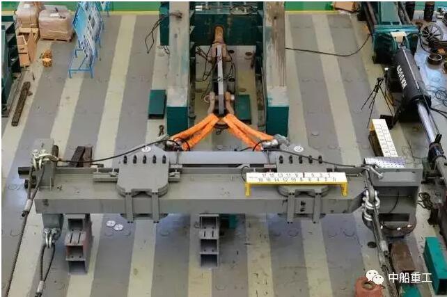 近日，在七二所的水面結(jié)構(gòu)實(shí)驗(yàn)室里，又一項(xiàng)“國(guó)內(nèi)第一”誕生——實(shí)驗(yàn)室在國(guó)內(nèi)首次開(kāi)展了海上6MW風(fēng)力發(fā)電機(jī)組整體吊具承載能力試驗(yàn)。該試驗(yàn)驗(yàn)證了吊具承載能力和智能調(diào)節(jié)吊點(diǎn)功能，為該型產(chǎn)品的系列化和智能化提供了有力的技術(shù)支撐