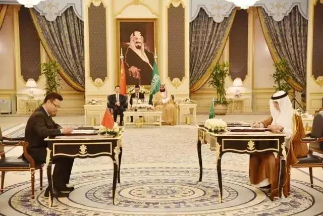 沙特當(dāng)?shù)貢r(shí)間8月24日，在中央政治局常委、中國(guó)國(guó)務(wù)院副總理張高麗和沙特阿拉伯王國(guó)王儲(chǔ)、國(guó)家副首相穆罕默德共同見(jiàn)證下，中核集團(tuán)總經(jīng)理錢(qián)智民與沙特地調(diào)局局長(zhǎng)納華伯在沙特吉達(dá)市簽署《中國(guó)核工業(yè)集團(tuán)公司與沙特地質(zhì)調(diào)查局鈾釷資源深化合作諒解備忘錄》。這是中核集團(tuán)落實(shí)“一帶一路”倡議，推動(dòng)核電走出去的又一重大成果