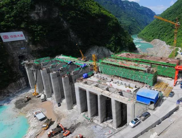 角木塘水電站位于貴州省遵義市道真縣，是芙蓉江水電梯級(jí)開(kāi)發(fā)中的第10級(jí)，上銜官莊水電站，下接浩口水電站。角木塘水電站為河床式電站，規(guī)劃2臺(tái)3.5萬(wàn)千瓦機(jī)組，電站樞紐主要建筑物為66米高的碾壓混凝土重力壩、引水發(fā)電系統(tǒng)、發(fā)電廠房、升壓站等