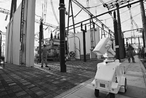 8月23日，天津電力檢修公司員工在第十三屆全運會特級保電變電站內(nèi)，應(yīng)用智能巡檢機器人特巡檢查，全力保障全運會開幕式首次演練安全供電。                          
                            原標題:保障全運會可靠供電
                        