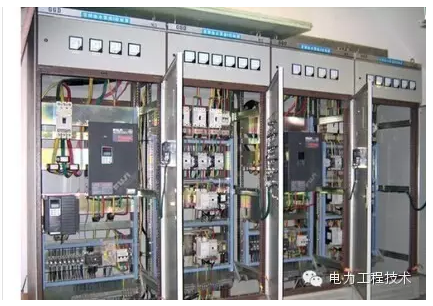 一、JP柜簡述JP型低壓配電無功補(bǔ)償綜合柜是一種本著安全、經(jīng)濟(jì)、合理、可靠的原則而設(shè)計的新型戶外配電無功補(bǔ)償綜合柜。適用于城網(wǎng)、農(nóng)網(wǎng)改造、工礦企業(yè)、路燈照明、住宅小區(qū)等交流50Hz、額定電壓380V的配電系統(tǒng)中，具有電能分配、控制、保護(hù)、無功補(bǔ)償、電能計量等多功能的新型戶外綜合配電箱