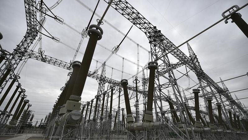 近日，寧夏電網(wǎng)首座特高壓換流站--靈州換流站順利實現(xiàn)安全穩(wěn)定運行一周年，圓滿完成各項生產(chǎn)任務，累計向浙江送電約180億千瓦時。據(jù)了解，靈州-紹興±800千伏特高壓直流輸電工程西起寧夏靈武市的靈州換流站，東至浙江諸暨市的紹興換流站，輸電線路全長1722公里，途徑寧夏、陜西、山西、河南、安徽、浙江六省(區(qū))