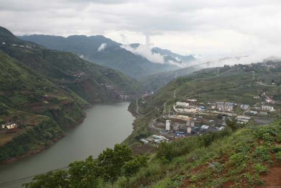 8月24日，由集團設計施工的牛欄江象鼻嶺水電站兩臺機組正式投產(chǎn)。同時，象鼻嶺一期光伏工程同期投產(chǎn)，標志著貴州省首個“水光互補”農(nóng)業(yè)光伏電站項目投入商業(yè)運行