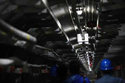 人工巡檢，4公里的電纜隧道，背著各種儀器的巡檢人員要走一個(gè)小時(shí);現(xiàn)在，小小的機(jī)器人倒掛金鐘，在電纜隧道內(nèi)邊查邊看邊上傳數(shù)據(jù)，半個(gè)小時(shí)就齊活了，而且24小時(shí)都巡檢，有了它，電纜隧道成為它的天下，有它值守。8月28日，南三環(huán)電纜隧道內(nèi)，鄭報(bào)融媒記者和這位省內(nèi)首個(gè)智能機(jī)器人一起巡檢，體驗(yàn)科技帶來(lái)的變化