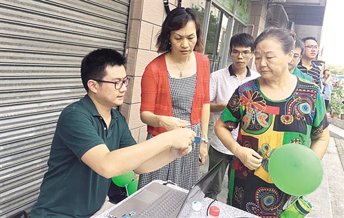 “物聯(lián)網(wǎng)+社區(qū)智能垃圾回收房”系統(tǒng)平臺(tái)進(jìn)駐社區(qū)啟用儀式日前在廣東深圳市羅湖區(qū)筍崗街道深城公寓舉行。有別于常規(guī)垃圾分類回收箱，該智能垃圾回收房可通過(guò)一定的激勵(lì)方式，引導(dǎo)居民對(duì)日常垃圾進(jìn)行正確分類