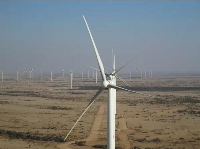 截至2017年8月21日24時(shí)，三峽巴基斯坦第一風(fēng)電項(xiàng)目連續(xù)安全生產(chǎn)1000天，累計(jì)發(fā)電4.1億千瓦時(shí)，同時(shí)實(shí)現(xiàn)了“零人身傷亡事故、零設(shè)備質(zhì)量事故、零環(huán)保事件”的安全生產(chǎn)“三零”目標(biāo)。在這1000天中，三峽巴基斯坦第一風(fēng)電項(xiàng)目公司創(chuàng)造了多項(xiàng)紀(jì)錄：2016年7月6日，實(shí)現(xiàn)單日發(fā)電量120.5萬(wàn)千瓦時(shí)；2016年7月發(fā)電量2373萬(wàn)千瓦時(shí)，遠(yuǎn)超當(dāng)月基準(zhǔn)發(fā)電量；2016年風(fēng)機(jī)平均可利用率達(dá)到99.67 %；2016年全年等效利用小時(shí)數(shù)達(dá)到2996小時(shí)