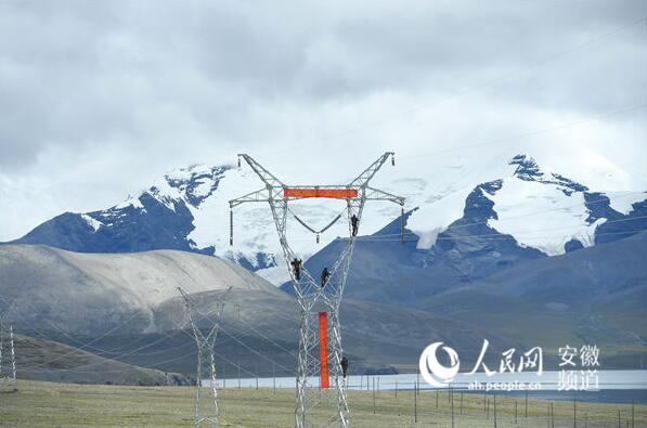 8月27日，在海拔5200多米高的西藏自治區(qū)山南市浪卡子縣打隆鎮(zhèn)境內(nèi)，國網(wǎng)安徽省電力公司和湖北省送變電工程公司施工人員正在進(jìn)行放線作業(yè)。2017年8月27日，在海拔5200多米高的西藏自治區(qū)山南市浪卡子縣打隆鎮(zhèn)境內(nèi)，國網(wǎng)安徽省電力公司和湖北省送變電工程公司施工人員正在進(jìn)行放線作業(yè)