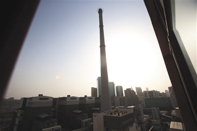 “長安街最后一根煙囪”國華熱電廠機(jī)組兩年前全部關(guān)停，原址利用方向明確：廠區(qū)將改造成為與首都功能相匹配的中國當(dāng)代頂級(jí)美術(shù)館及國際高端文化藝術(shù)園區(qū)。朝陽區(qū)有關(guān)負(fù)責(zé)人昨天表示，朝陽區(qū)將結(jié)合北京城市新總規(guī)實(shí)施，整合利用騰退空間，優(yōu)化公共文化和文化產(chǎn)業(yè)空間布局