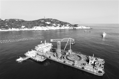 8月17日，浙江舟山東極廟子湖島至東福山島的10千伏電力聯(lián)網(wǎng)項目完成輸電海纜登陸。該輸電海纜全長12.34千米，它的登陸聯(lián)網(wǎng)將實(shí)現(xiàn)東極諸島電力聯(lián)網(wǎng)全覆蓋