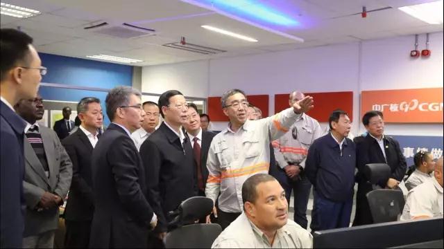 8月27日，中共中央政治局常委、國務(wù)院副總理張高麗視察中國在非洲最大的實(shí)體投資項目——中廣核納米比亞湖山鈾礦的生產(chǎn)和運(yùn)營情況。張高麗在視察中對中國廣核集團(tuán)（下稱“中廣核”）“走出去”實(shí)施國際化取得的成績給予肯定，并代表黨中央、國務(wù)院向湖山項目全體員工致以親切問候