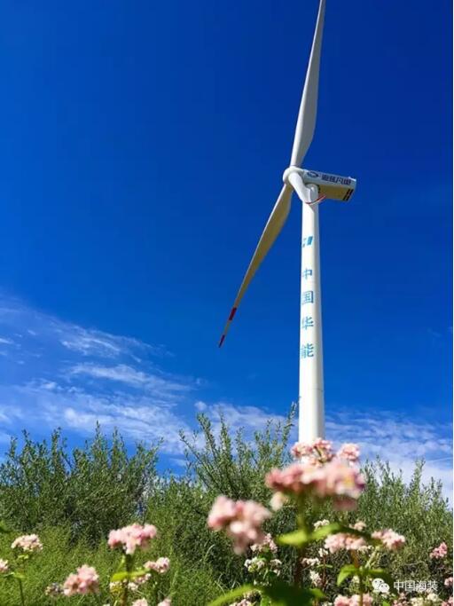 風(fēng)電為我們帶到了綠色清潔能源，而風(fēng)電裝備從設(shè)計(jì)、制造到投運(yùn)的全生命周期是否綠色環(huán)保卻很少受到關(guān)注。作為風(fēng)電制造的“國(guó)家隊(duì)”，中國(guó)海裝正聯(lián)合上下游企業(yè)，為風(fēng)電產(chǎn)業(yè)鏈的綠色化發(fā)展探路