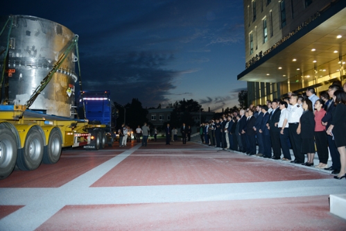 8月29日19時(shí)15分許，隨著載有銀色大圓筒的大卡車徐徐駛?cè)胫泻思瘓F(tuán)中國(guó)原子能科學(xué)研究院，加納微堆高濃鈾燃料安全、順利從加納運(yùn)還中國(guó)，這意味著中核集團(tuán)參與的加納微堆低濃化項(xiàng)目圓滿完成，標(biāo)志著習(xí)近平主席在華盛頓核安全峰會(huì)上提出的“加納模式”成功實(shí)現(xiàn)，為世界防核擴(kuò)散事業(yè)作出了積極貢獻(xiàn)，也為其他國(guó)家微堆低濃化工作奠定了基礎(chǔ)。中國(guó)國(guó)家原子能機(jī)構(gòu)副主任王毅韌，國(guó)際原子能機(jī)構(gòu)（IAEA）副總干事MaryAliceHayward，加納原子能委員會(huì)副主席InnocentJoyKwameAboh，中