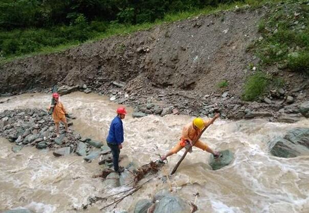 今日從國(guó)家電網(wǎng)四川省電力公司了解到，連日來(lái)，綿陽(yáng)市普降大到暴雨，24小時(shí)區(qū)域最大降雨量達(dá)到136毫米，北川、安州、平武3縣區(qū)47個(gè)鄉(xiāng)鎮(zhèn)受災(zāi)。8月28日以來(lái)，國(guó)網(wǎng)綿陽(yáng)供電公司啟動(dòng)應(yīng)急預(yù)案，迅速集結(jié)搶險(xiǎn)力量，統(tǒng)籌調(diào)配資源，全力投入搶險(xiǎn)復(fù)電工作