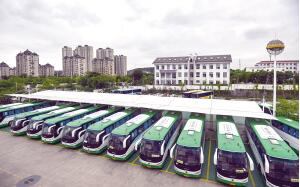8月29日，鎮(zhèn)江公交官塘樞紐站15臺(tái)充電樁已全面投入使用，極大地改善了在運(yùn)營(yíng)中40輛電動(dòng)公交車的充電需求。據(jù)了解，充電樁分為300千瓦和120千瓦兩種，其中，300千瓦的只需10分鐘左右就可將一輛電動(dòng)公交車充滿電，每次滿電可行駛超過(guò)150公里