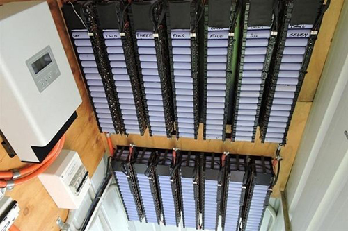 除了ModelS、ModelX等電動(dòng)車(chē)之外，特斯拉今年還在大力推廣基于鋰電池的電能存儲(chǔ)解決方案——Powerwall。本質(zhì)上來(lái)說(shuō)，Powerwall就是一款超大號(hào)的家用電池，可通過(guò)太陽(yáng)能板將光能轉(zhuǎn)化為電能，然后將電能存儲(chǔ)起來(lái)，以彌補(bǔ)用電高峰期的缺口