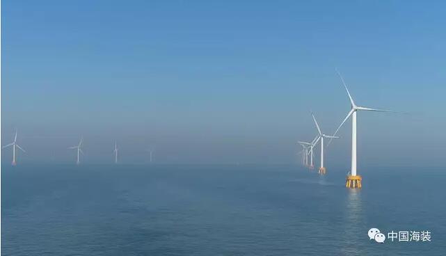 媒體聚焦當(dāng)前，在我國(guó)海上風(fēng)電大發(fā)展的滾滾潮流之中，中國(guó)海裝正以打造堅(jiān)強(qiáng)海上風(fēng)電產(chǎn)業(yè)鏈為突破口，打破行業(yè)掣肘，致力于引領(lǐng)推動(dòng)海上風(fēng)電產(chǎn)業(yè)健康持續(xù)發(fā)展。8月28日，《中國(guó)電力報(bào)˙國(guó)家能源報(bào)道》刊發(fā)了《多重因素掣肘我國(guó)海上風(fēng)電發(fā)展》一文，文中中國(guó)海裝副總經(jīng)理黃衛(wèi)民、研究院院長(zhǎng)韓花麗就海上風(fēng)電維護(hù)面臨的一系列難題及優(yōu)化改進(jìn)措施進(jìn)行了觀點(diǎn)闡述