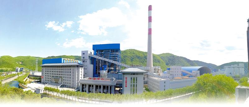 森森古柏，留武帝掛甲之蹤;天圓地方，蘊(yùn)世事變化之理。盛夏的橋山，郁郁蔥蔥，陜西煤業(yè)化工集團(tuán)黃陵礦業(yè)煤矸石發(fā)電有限公司作為延安南部地區(qū)重要的電源支撐點，承擔(dān)著帶動革命老區(qū)經(jīng)濟(jì)與綠色發(fā)展的使命，歷經(jīng)了十多年歲月的洗禮，一座現(xiàn)代化的電廠毅然地矗立在巍巍的橋山腳下，潺潺的沮水河畔